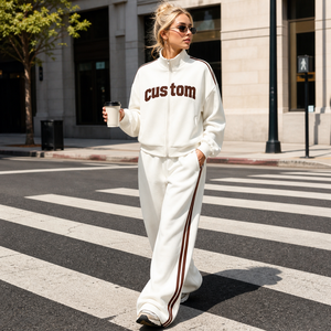 Ensemble de survêtement oversize personnalisé pour femme – Veste imprimée à col montant zippé et pantalon large à rayures latérales – <span class=keywords><strong>Tenue</strong></span> streetwear 2 pièces - Product Image 1