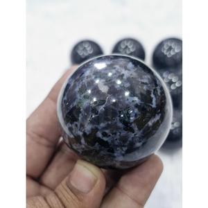 Sphère de cristal d'indigo Gabbro artisanale très demandée pour la thérapie Reiki, l'équilibrage des chakras et la méditation, disponible à la vente - Product Image 1
