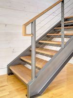 Escalier flottant en acier et fer Escalier intérieur droit moderne personnalisé avec bande de roulement en bois et verre Raling pour appartement