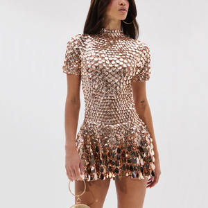 Abiti Casual <span class=keywords><strong>Mini</strong></span> Eleganti in Tessuto Elasticizzato Lavorato a Maglia con Maniche Corte Personalizzate, Paillettes Dorate a Conchiglia, Collo Alto, Vita Naturale e Orlo Arricciato - Product Image 2