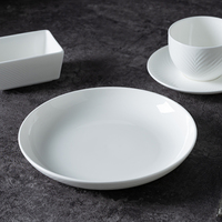 P & T Royal Assiettes à dîner en porcelaine osseuse haut de gamme Ensembles de vaisselle en porcelaine osseuse Ensemble de vaisselle en relief pour mariage et hôtel