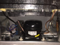 Réfrigérateur solaire compact 12V/24VDC 150L 166L 220L 280L à économie d'énergie avec congélateur supérieur pour la maison, la cabine et l'utilisation hors réseau