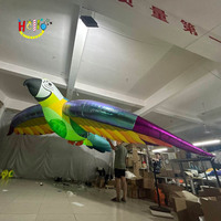 Ballon gonflable coloré vif accrochant de perroquet de grand oiseau gonflable de mascotte avec la lumière menée