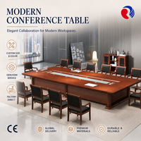 Table de conférence moderne aspect bois avec module de gestion des câbles central pour salles de réunion d'entreprise