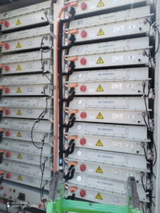 Batterie de stockage d'énergie solaire Hkwell 100 kWh 280 Ah refroidie par air avec système 51,2 V et sortie 5-10 kW - Product Image 4
