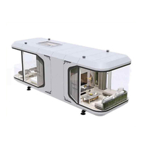 Capsule spatiale de luxe avec toit panoramique en verre à 270 degrés, pod préfabriqué en acier pour l'observation des étoiles et la contemplation de la nature.