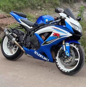 Moto sportive Suzuki GSX600 : Moteur haute performance et maniabilité précise pour des balades palpitantes - Product Image 2