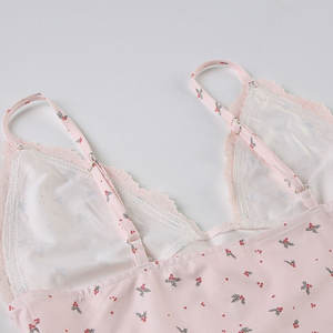 طقم ملابس نوم مخصص حسب الطلب، تصميم أنيق بحواف دانتيل وطباعة زهور، قميص بحمالات رفيعة وشورت، طقم بيجامة من قطعتين للنساء والسيدات لحفلات النوم - Product Image 5