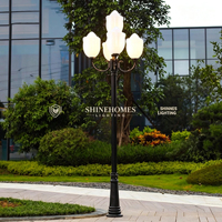 Lampadaire de jardin extérieur étanche en aluminium, design lotus, 5 têtes, hauteur personnalisable 2-4,5 m, pour projets d'éclairage paysager de villas et cours.