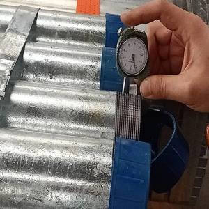 Tuyau en <span class=keywords><strong>acier</strong></span> galvanisé fileté avec un raccord à une extrémité et un capuchon en plastique à l'autre extrémité - Product Image 3