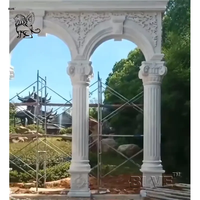 Colonnes romaines en marbre blanc d'extérieur, style corinthien, piliers décoratifs en pierre pour jardin, véranda, décoration de villa