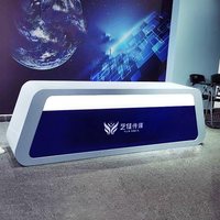 Table de studio de diffusion avec éclairage LED, comptoir d'accueil pour interviews de station de télévision, avec ordinateur