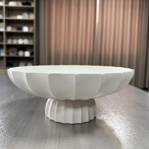 قاعدة بيضاء كريمية يدوية الصنع ، صفيحة زخرفية حديثة كبيرة على سطح الطاولة واسعة الفم مرتفعة - Product Image 3