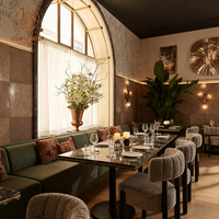 Ensemble de mobilier de restaurant moderne : table, chaises et banquette en tissu velours en forme de U avec assise en pierre frittée carrée pour cafétéria