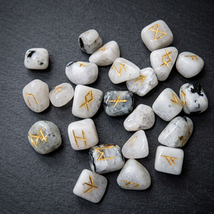 Juego de Runas Futhark de Ágata Negra Talladas a Mano con Piedras Preciosas Pulimentadas y Bolsa de Terciopelo - Metafísico y New Age - Product Image 3