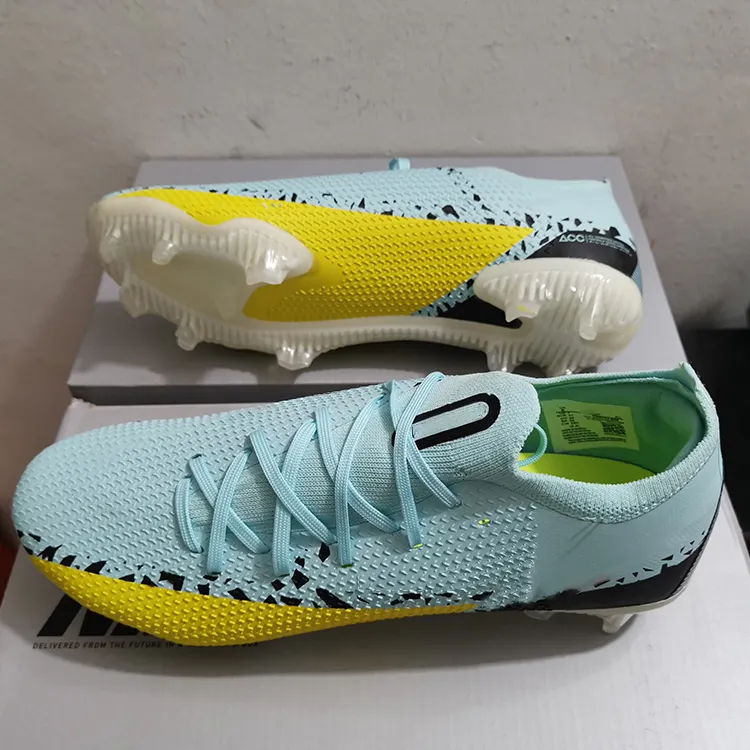 2022 Fashionable style Soccer Shoes for men/woman Wholesale custom made logo soccer shoes Football Boots