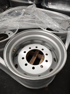 Cache-roue en aluminium sur mesure 225 x 9 / 225 x 8.25 pour camions 11R22.5, argenté, neuf, garantie 5 ans, élégant - Product Image 5