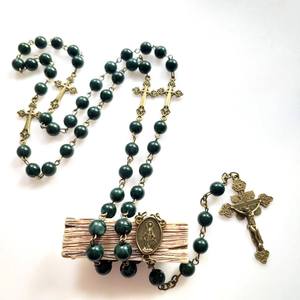 Ondersteuning Custom Risingmoon Religieuze Katholieke Zwartachtig Groene Maagdelijke Kruis <span class=keywords><strong>Jesus</strong></span> Christelijke Acryl Kralen Retro Rozenkrans Ketting - Product Image 3