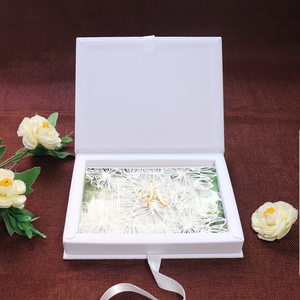 Boîte à livre en velours blanc sur mesure avec invitation de mariage, manchon laser, monogramme, estampage à chaud en feuille d'or, ruban acrylique - Product Image 6