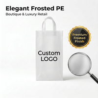 Sac en plastique givré personnalisé avec logo de marque et poignée souple pour boutique de vêtements, magasin de cosmétiques, emballage de vente au détail