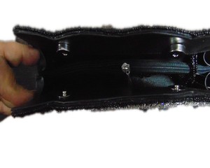Pochette de soirée Lowellcraft en satin brodée à la main, avec bandoulière demi-lune et capacité de 1L pour femme - Product Image 5