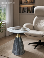 Table basse moderne en pierre avec collier en fer doré et piétement aspect pierre, mobilier de salon pour la maison et l'hôtellerie