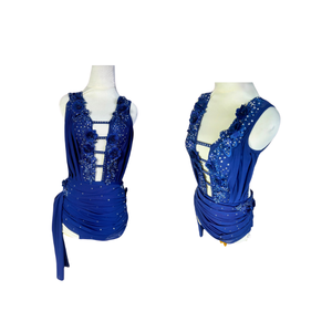 Experimente una comodidad y una elegancia inigualables con la ropa de ballet lírico Tracey, hecha de nailon y spandex elásticos en color azul marino. - Product Image 4