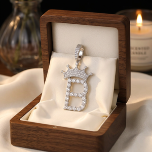 Pendentif Couronne en Argent avec Lettre et Moissanite Glacée, Bijou Hip-Hop de Luxe Bling-Bling Certifié GRA, Idéal pour Soirées et Événements, Tendance et Spectaculaire - Product Image 3