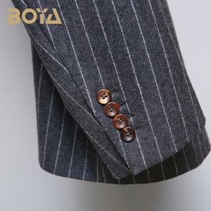 <span class=keywords><strong>Pantaloni</strong></span> da Completo da Uomo su Misura in Lana Pettinata Grigia <span class=keywords><strong>a</strong></span> <span class=keywords><strong>Righe</strong></span>, Doppiopetto, con Chiusura <span class=keywords><strong>a</strong></span> Cerniera, Traspiranti, Taglie Forti - Product Image 5