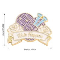 Broche en émail « Knit Happens » en forme de pelote de laine pour sacs, vestes, sacs à dos, pour les amateurs de travaux manuels et les fans d'accessoires amusants
