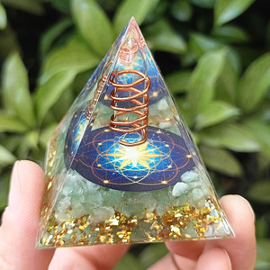 Pyramide en résine époxy avec galets de cristal, ornement de bureau artisanal, 5 cm, vert aventurine transparent, fleur bleue, décoration florale, cadeau - Product Image 1