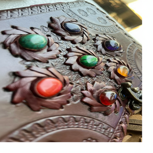 Carnets en cuir gaufré sur mesure avec des motifs élégants, fabrication durable, pour écrire, dessiner, prendre des notes quotidiennes, portables - Product Image 1