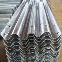Valla de metal galvanizada en caliente de Asia Central W-Beam Barandilla de seguridad vial Proveedores de China