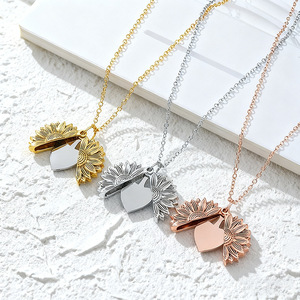 Collana con Ciondolo Girasole Retrò, si Apre per Rivelare un <span class=keywords><strong>Cuore</strong></span> Vuoto su Cui Puoi Incidere il Tuo Nome, Realizzata in Acciaio Inossidabile - Product Image 1