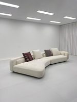 Canapé d'angle semi-circulaire en tissu, style minimaliste, pour grand espace intérieur de villa italienne ou appartement