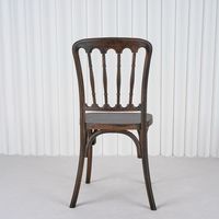 Chaise de salle à manger empilable en PP avec dossier à vis et structure en résine imperméable pour location événementielle et mariages en extérieur