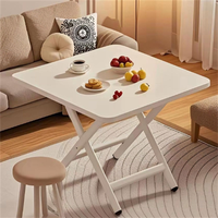 Ensemble de table et de chaises pliantes en bois d'extérieur, design moderne, durable et écologique, forme carrée