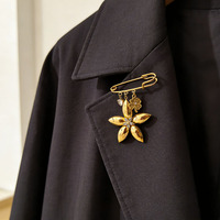 Nuevos Broches de Diseño Coreano Delicados y Lujosos, Elegantes Colgantes de Mariposa y Flor, Broches de Moda para Damas, Venta al Por Mayor