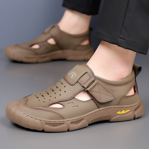 รองเท้าแตะหนังผู้ชายแบบเจาะรู ปิดด้วยเวลโคร ระบายอากาศได้ดี เหมาะสำหรับใส่ลำลองกลางแจ้ง สีดำ เทา น้ำตาล - Product Image 3