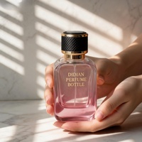 Nouvelle Arrivée Flacon de Parfum en Verre Rose Carré Plat à Base Lourde 50ml 100ml pour Femme avec Pompe Vaporisateur et Logo Sérigraphié