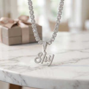 Colgante Iced Out de Plata 925 con Diamante Moissanita, para Eventos de Lujo, Fiestas y Funciones de Hip Hop, con Nombre Personalizado en Escritura Cursiva y Forma de Fuente - Product Image 1