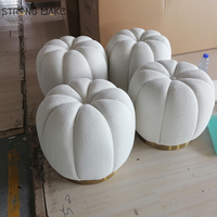 Nouveau design de salon moderne, pouf rond en tissu velours en forme de citrouille, tabouret ottoman en bouclette