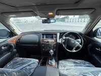 Nissan Patrol 2024 bien entretenue, conduite à droite, moteur essence V8 5.6L, boîte automatique 7 vitesses, norme Euro IV, toit ouvrant, 200-250 ch