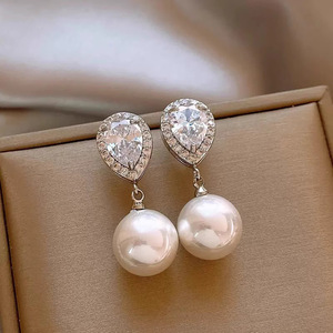 Orecchini a Goccia con Zirconi e Perle Simulate per Donne, Gioielli Eleganti e Classici per Uso Quotidiano - Product Image 3