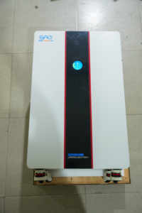 Batterie LiFePO4 solaire 51,2 V 320 Ah 16,4 kWh pour stockage d'énergie solaire avec surveillance Bluetooth/Wi-Fi, plus de 6000 cycles, BMS intelligent - Product Image 3