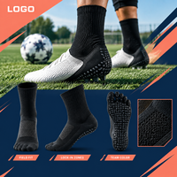 Chaussettes de football noires renforcées à profil mince, avec empeigne en maille respirante et antidérapante pour une adhérence optimale sur le terrain, et tableau de tailles pour crampons.