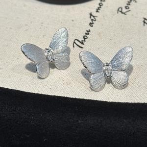 Pendientes de Plata de Ley S925 con Diseño de Mariposa de Estilo Antiguo, Acabado Cepillado Vintage Elegante, Corte Princesa de Diamante de Moda - Product Image 1