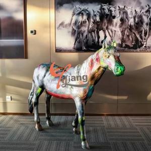 Scultura in Resina Realistica Personalizzata con Graffiti Dipinti Cavallo Arte Creativa per Esterni - Product Image 4