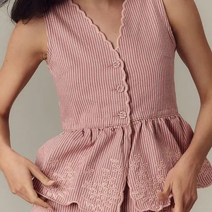 Conjunto Casual de Algodón para Mujer, Estilo Nuevo 2025, Top con Peplum Bordado y Pantalones Cortos con Decoración de Botones, Venta Caliente OEM - Product Image 2