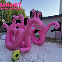 Portique gonflable publicitaire en forme de flamant rose pour événements estivaux à la plage ou à la piscine